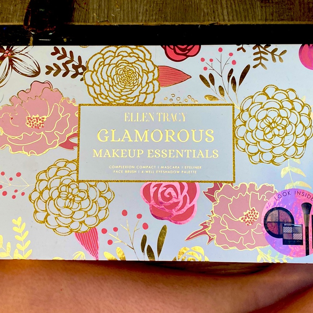 Never been used Ellen Tracy Glamorous Makeup Essentials